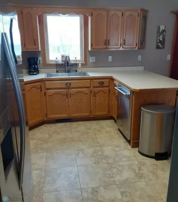 Fargo, ND 58103,2807 PARKVIEW DR S