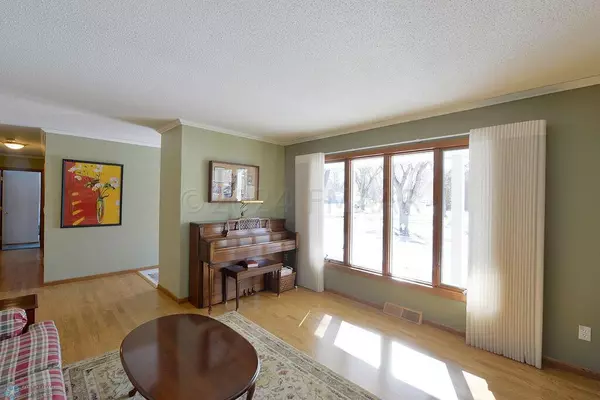 Fargo, ND 58102,6 MEADOWLARK LN N