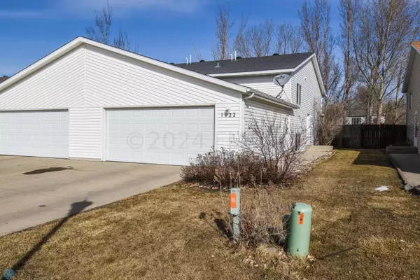 1022 OAK PL,  West Fargo,  ND 58078