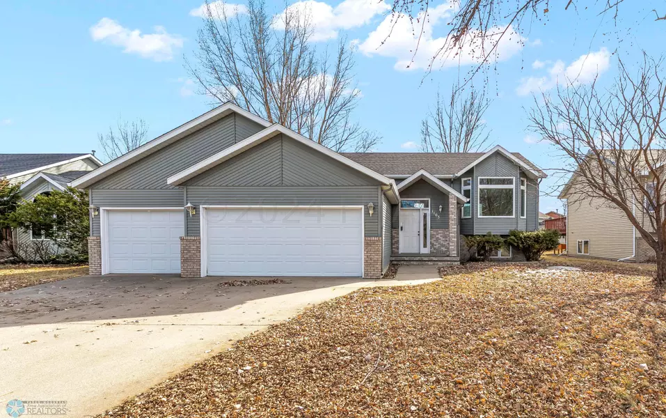 1103 SOMMERSET DR, West Fargo, ND 58078