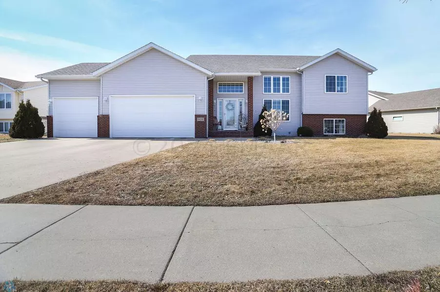 929 32ND ST S, Moorhead, MN 56560