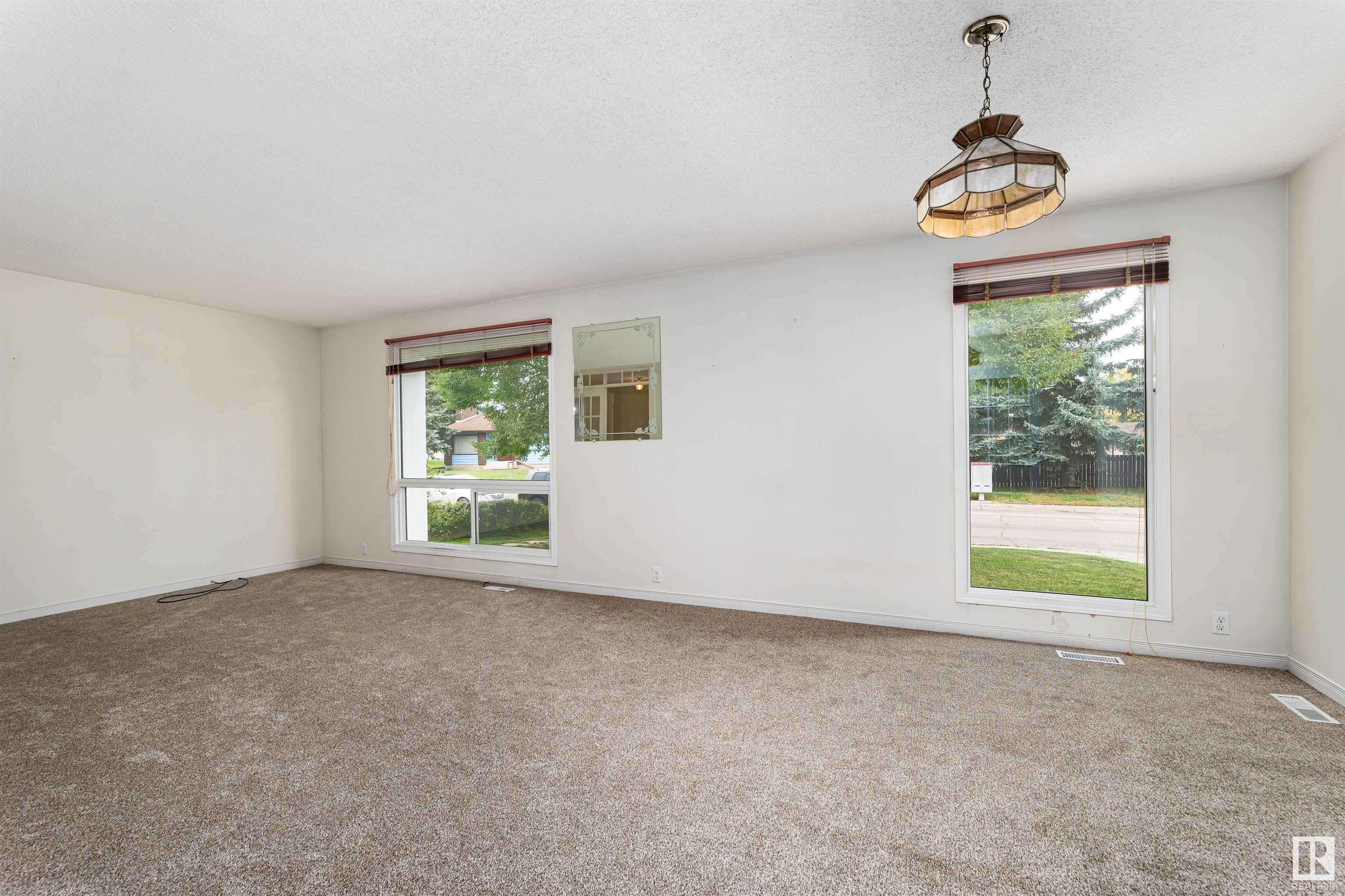 Edmonton, AB T6V 2W9,8607 26 AV NW