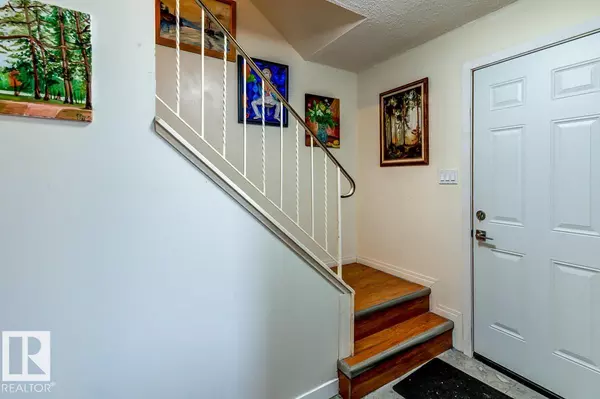 Edmonton, AB T5T 0R1,270 PRIMROSE GD NW