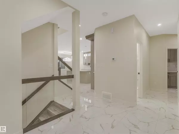 Edmonton, AB T6Z 0Z8,1635 ERKER WY NW