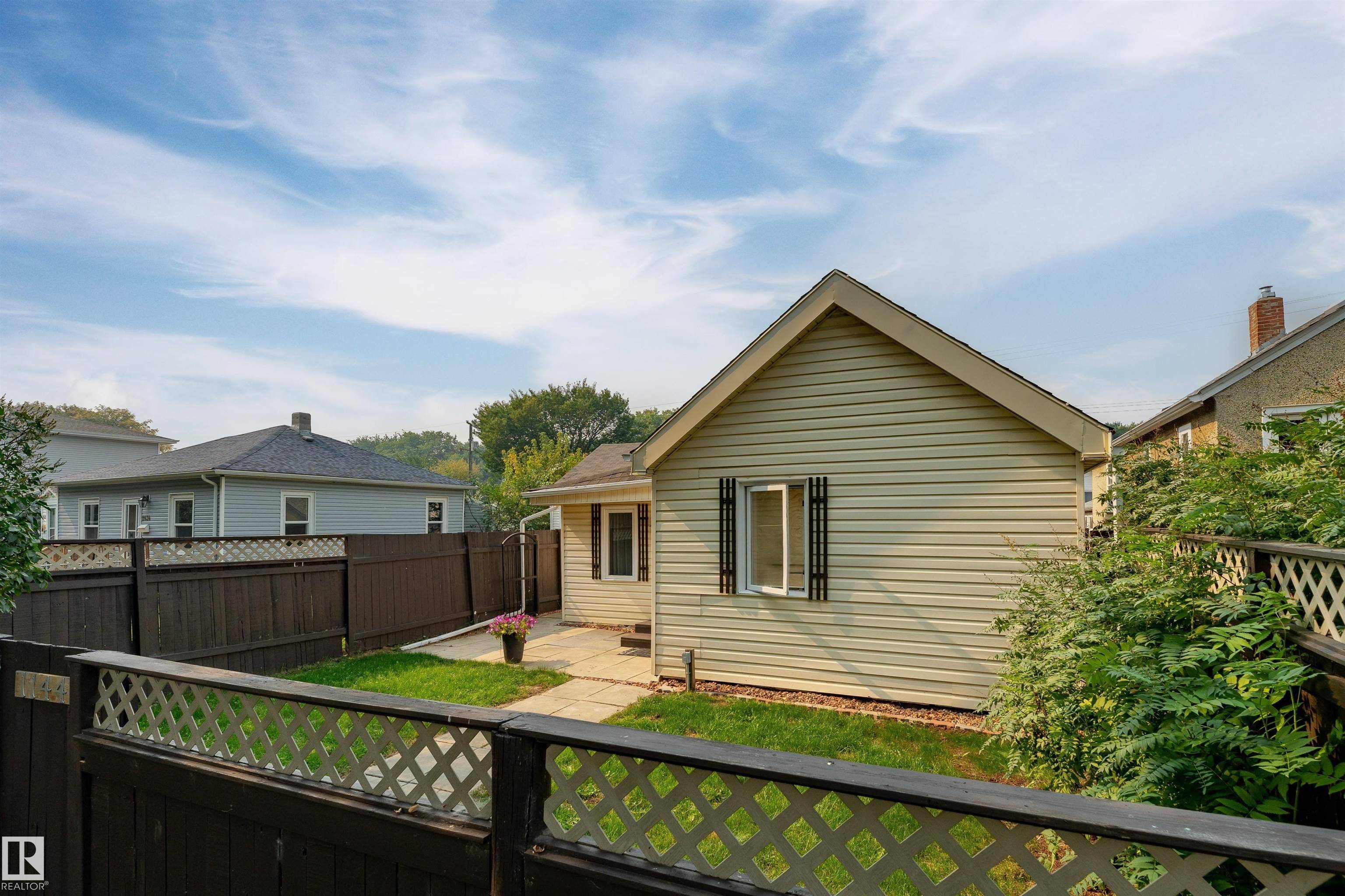 Edmonton, AB T5B 3T8,11442 89 ST NW