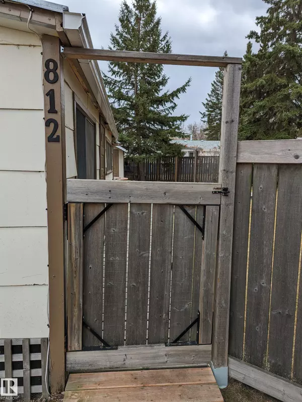 Rural Lac Ste. Anne County, AB T0E 0A2,812 8 ST