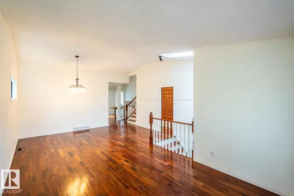 Edmonton, AB T5Z 2R9,7632 158 AV NW