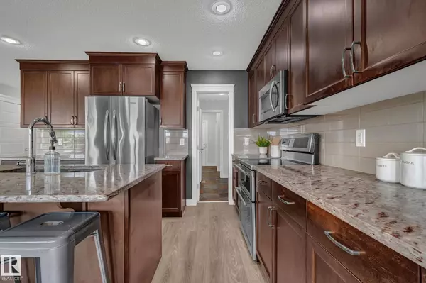 15864 10 AV SW Edmonton, AB T6W 2H2