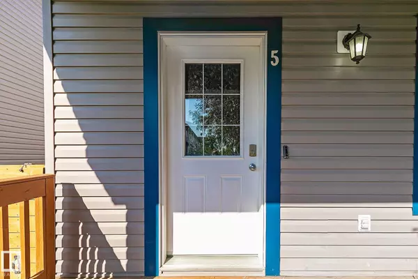 Spruce Grove, AB T7X 4P6,5 VISTA ST