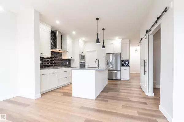 Edmonton, AB T6X 3C5,4839 HAWTHORN BN SW