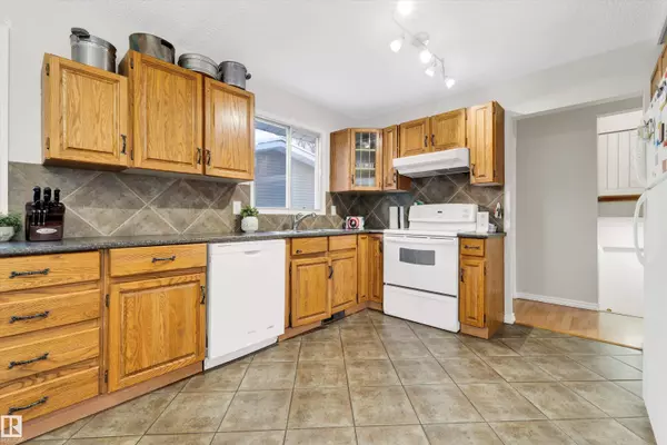 St. Albert, AB T8N 1S7,23 LAROSE DR NW