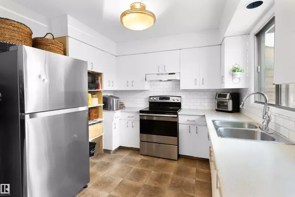 Sherwood Park, AB T8A 1Z2,890 COTTONWOOD AV