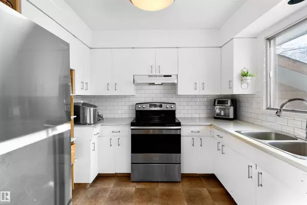 Sherwood Park, AB T8A 1Z2,890 COTTONWOOD AV