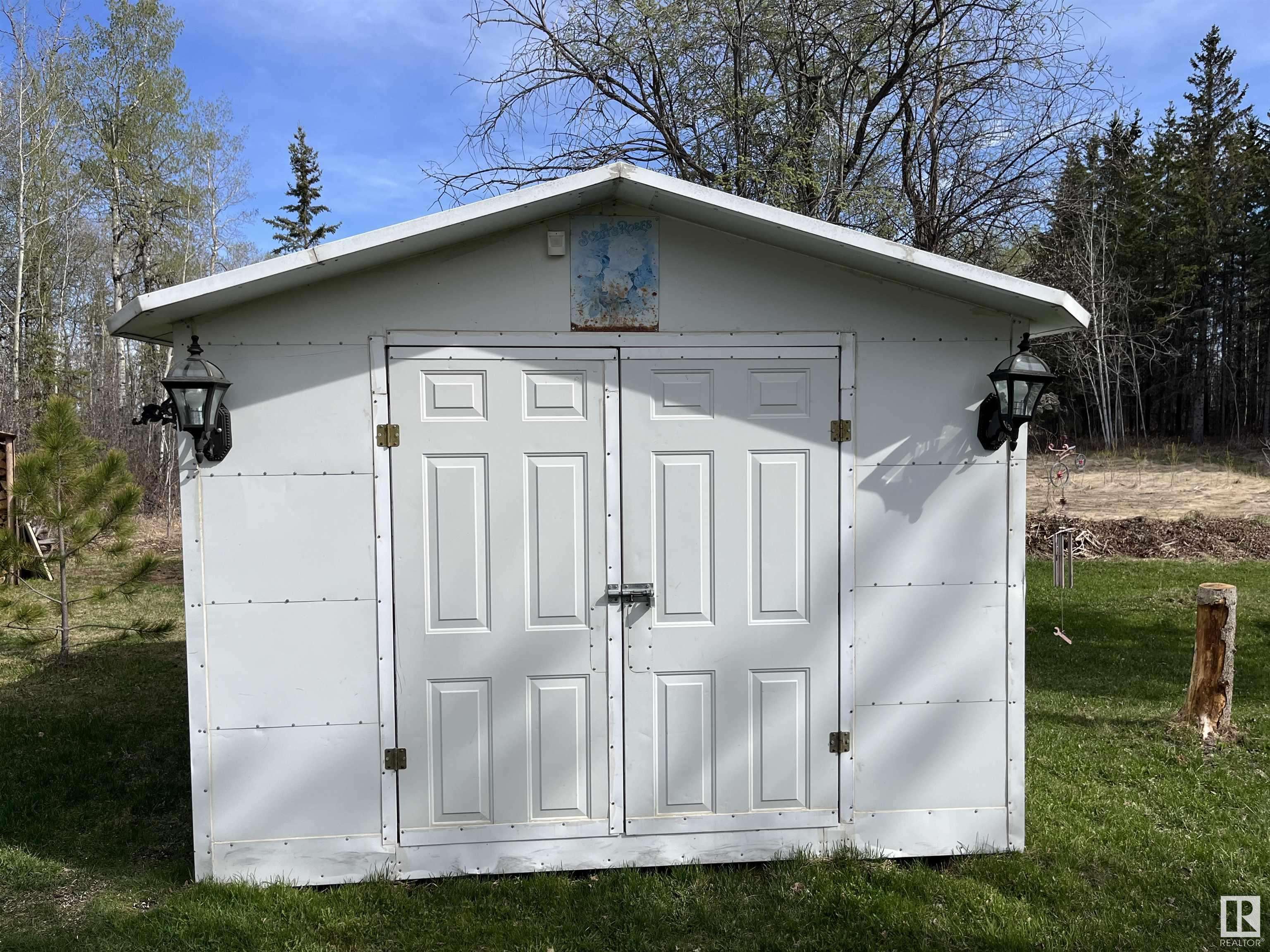 Glenevis, AB T0E 0X0,210 55504 Nikoodi RD
