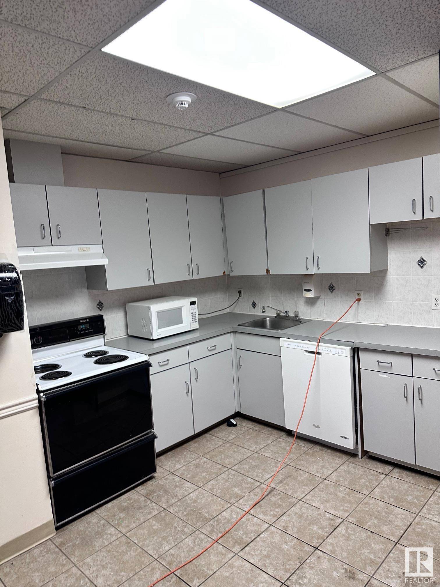 Edmonton, AB T5H 2X3,10709 105 ST NW