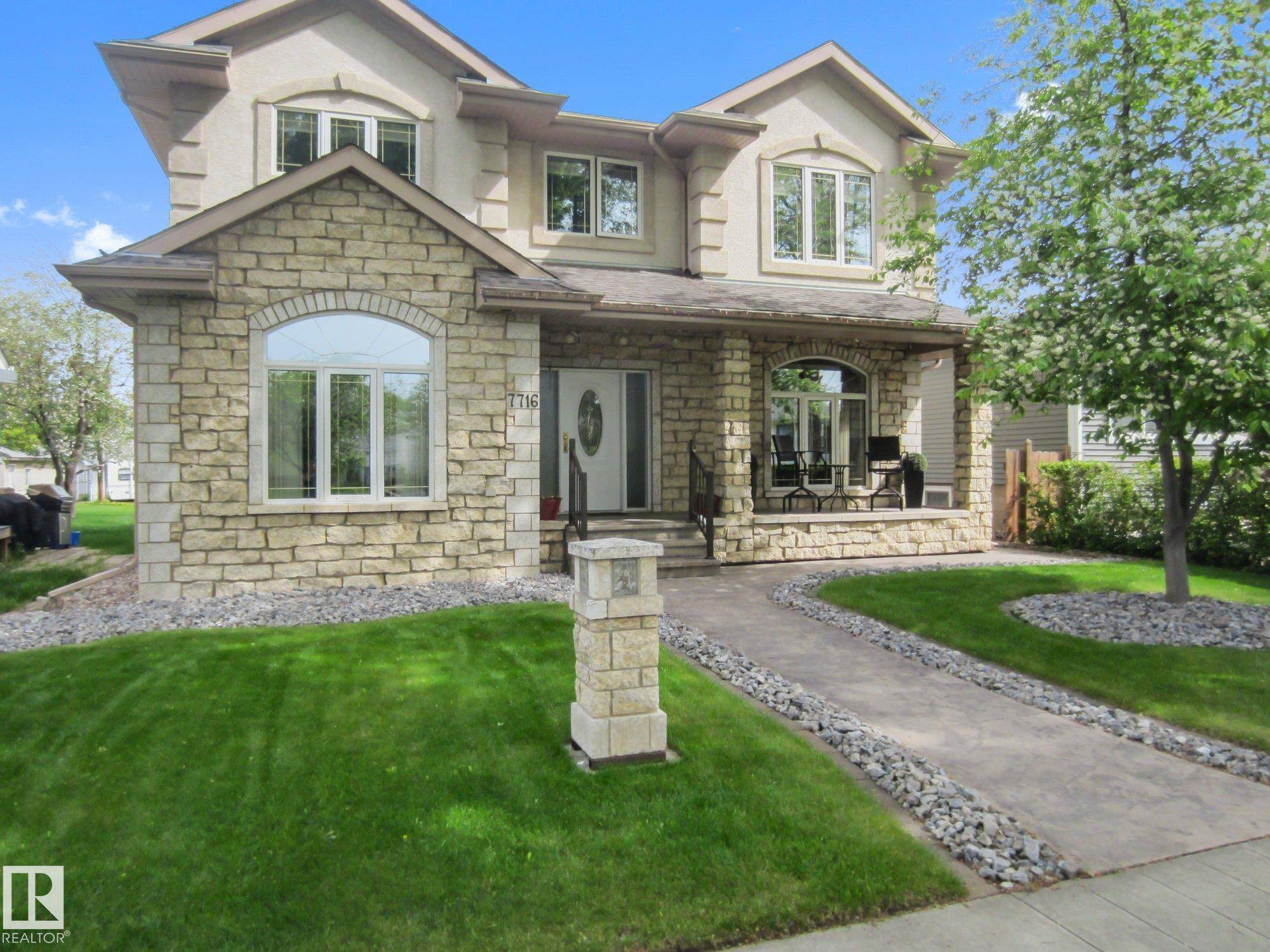 7716 83 AV NW, Edmonton, AB T6C 1A4