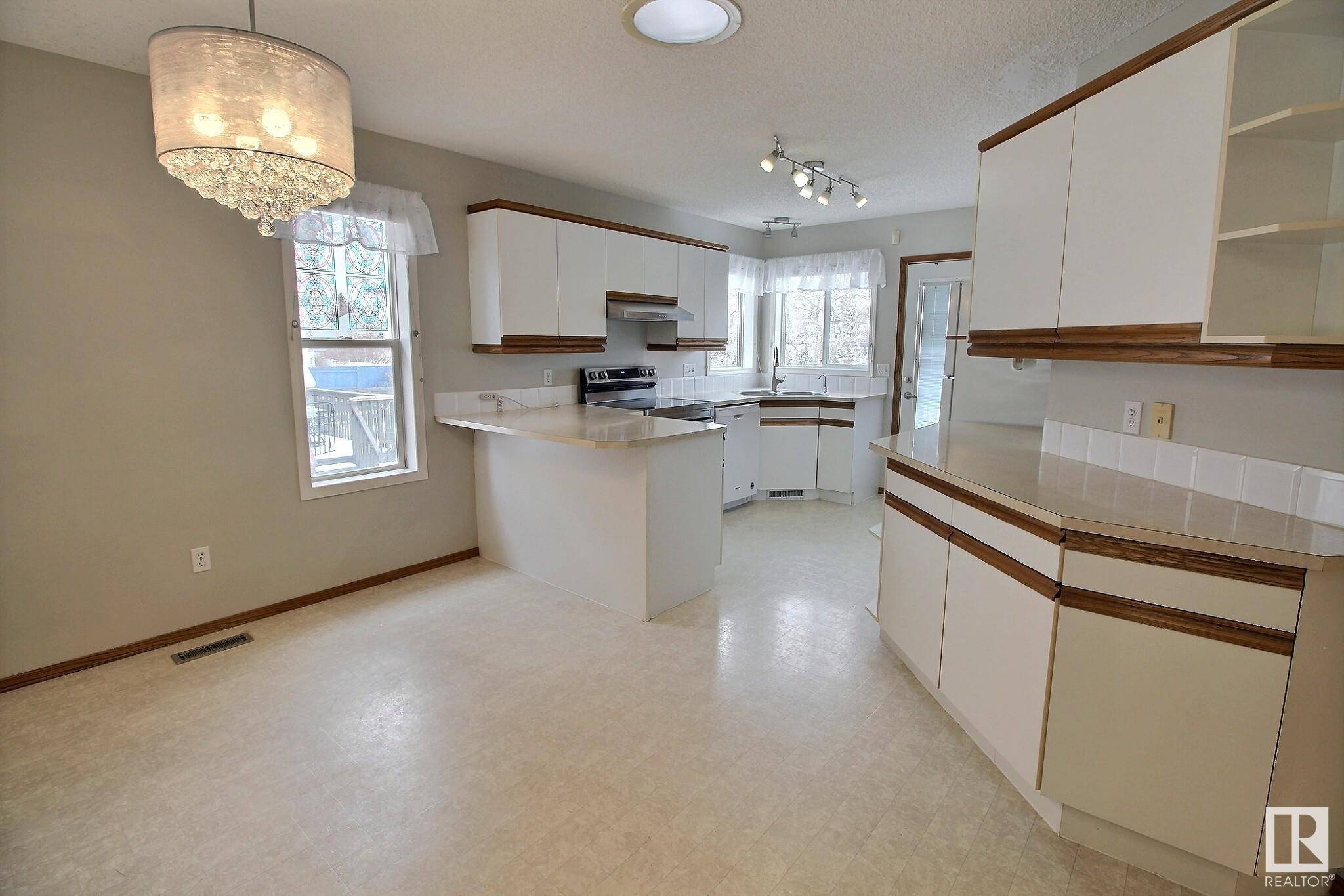 Edmonton, AB T6T 1L3,3016 41 AV NW