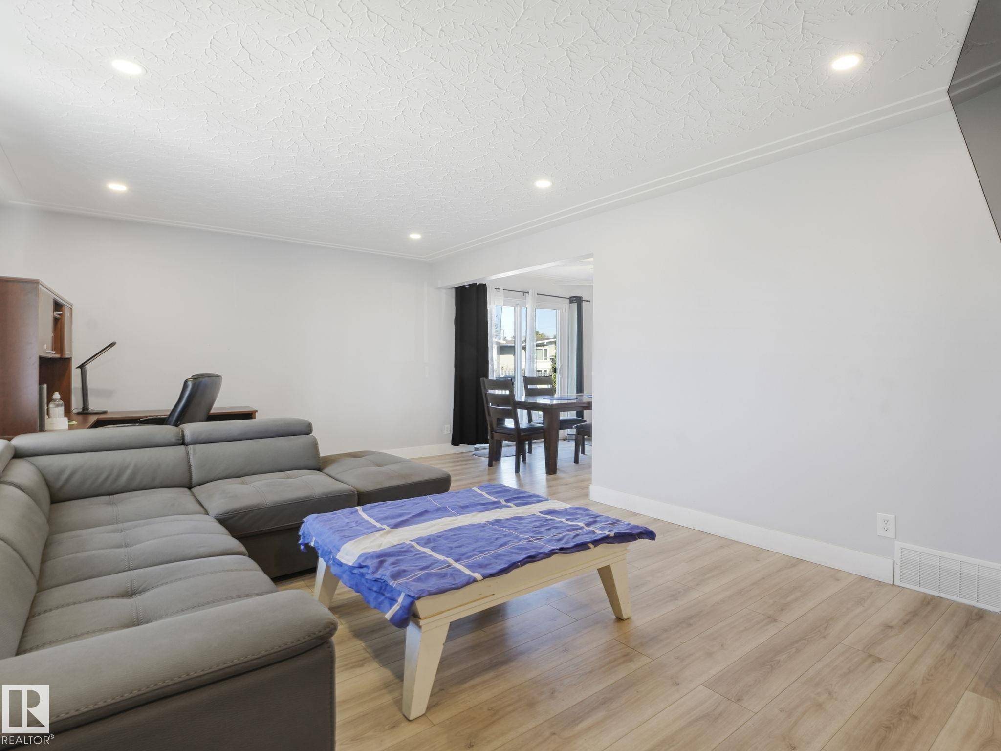Edmonton, AB T5E 0A2,8214 127 AV NW