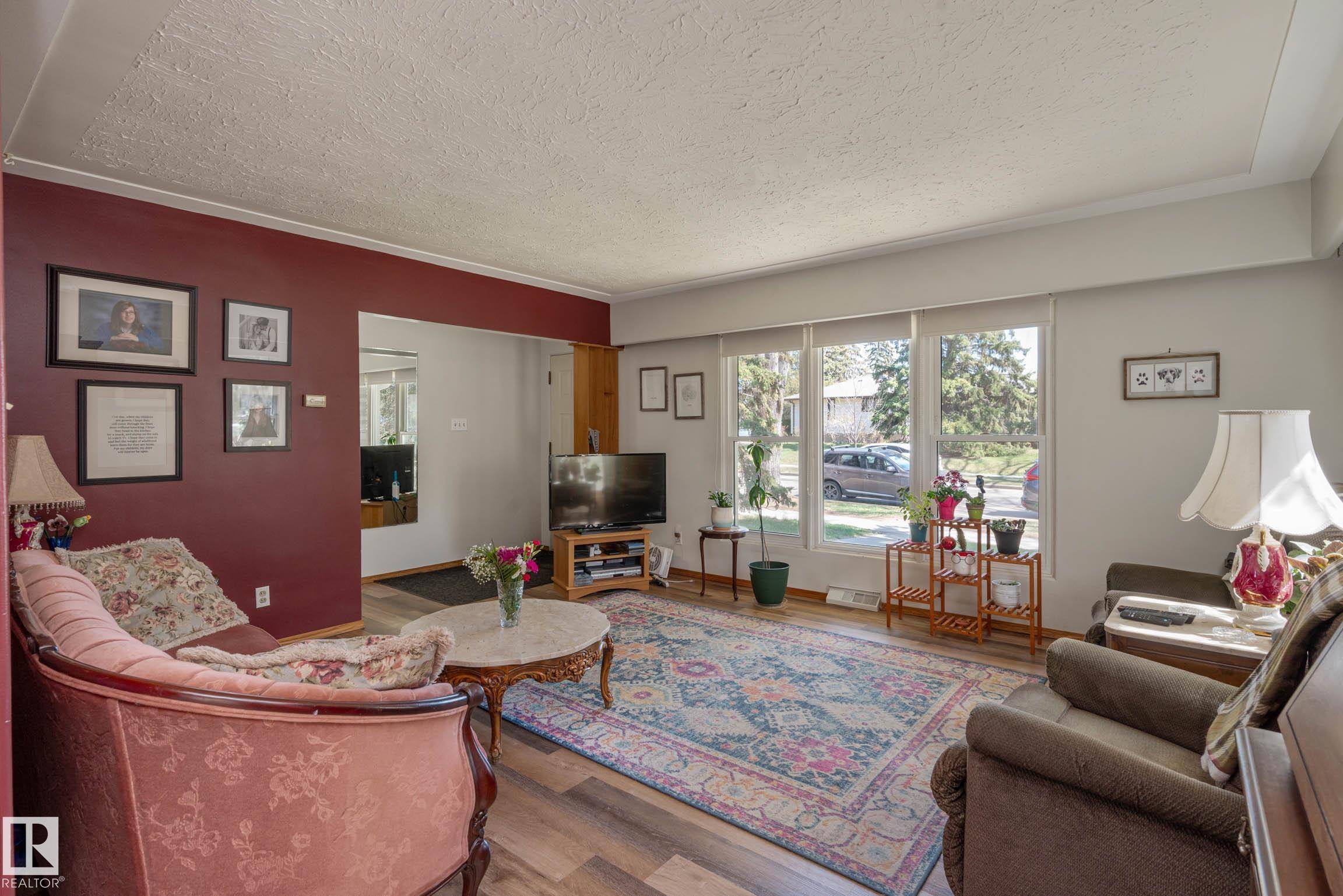Edmonton, AB T5R 1A6,9432 148 ST NW