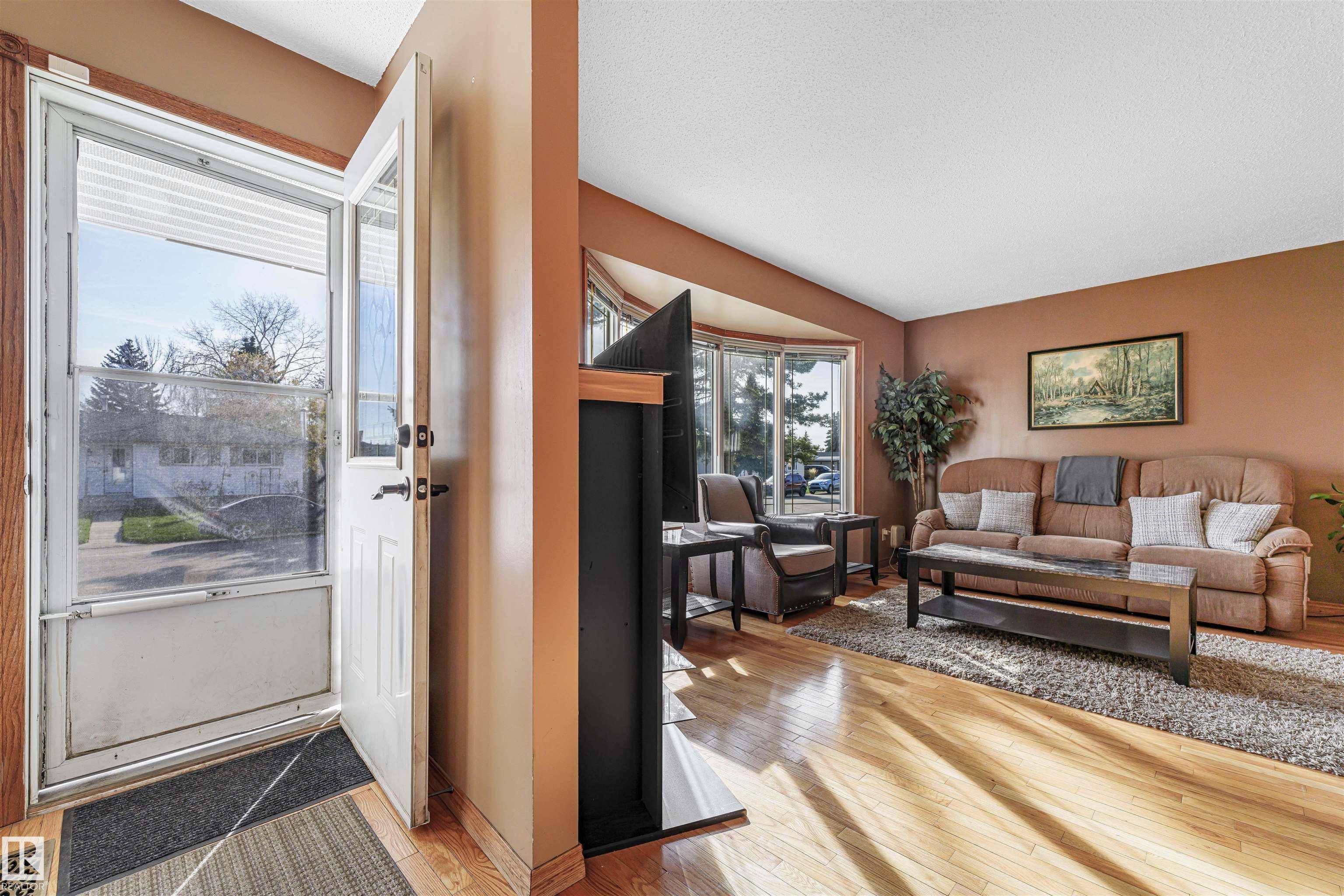 Edmonton, AB T5A 2S1,5510 145A AV NW