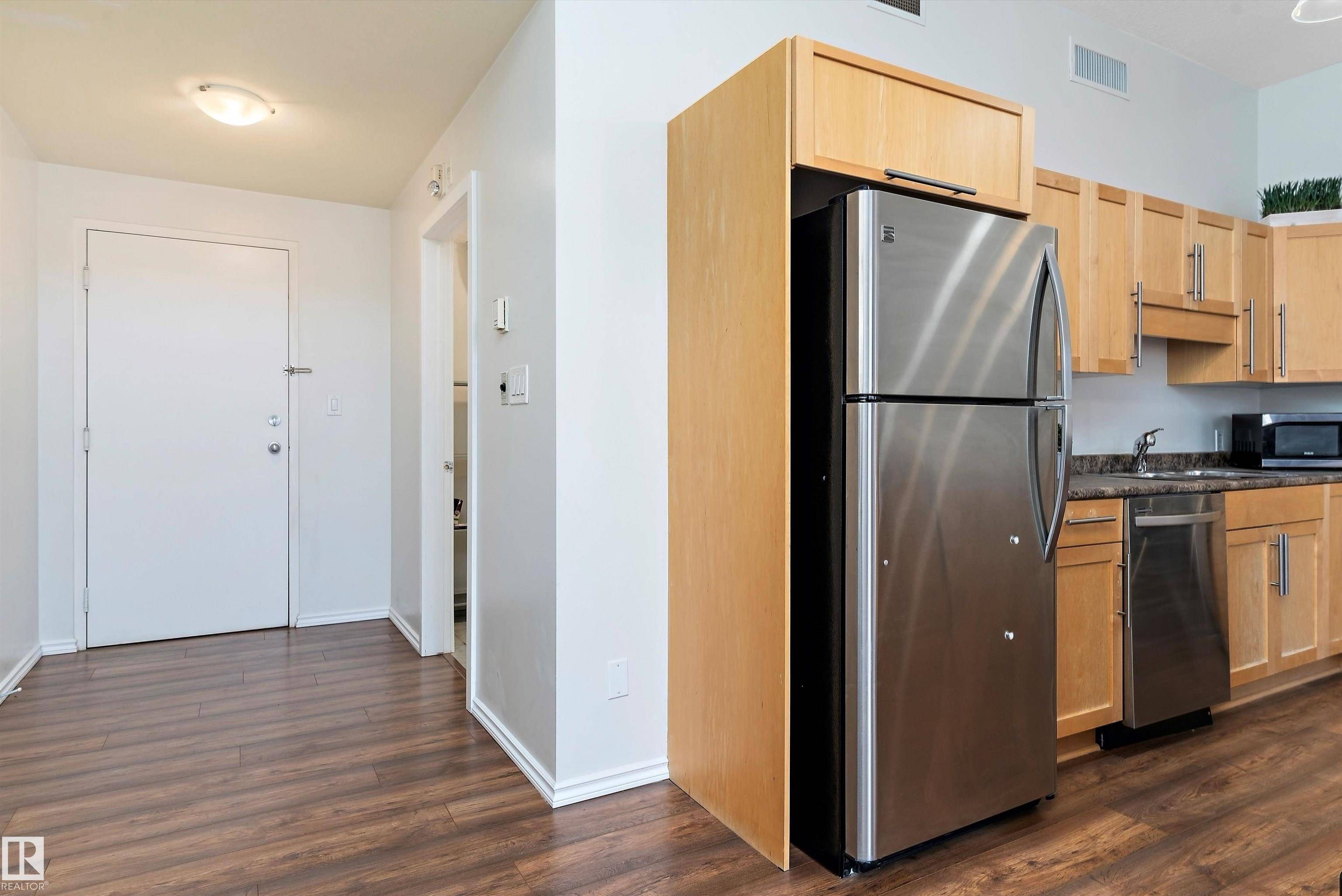Edmonton, AB T5J 5E7,#503 10106 105 ST NW