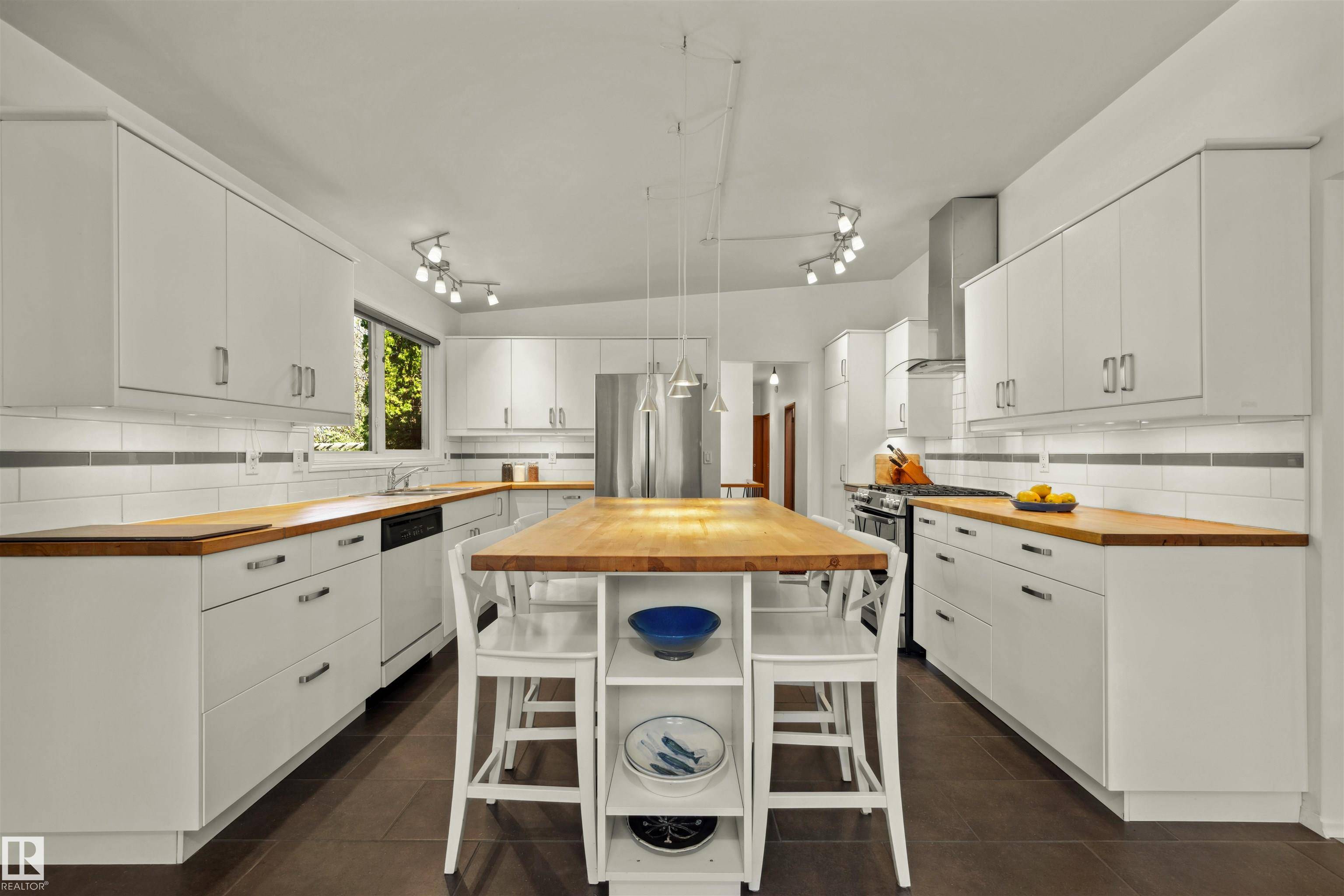 Edmonton, AB T6H 3C4,5723 109A ST NW