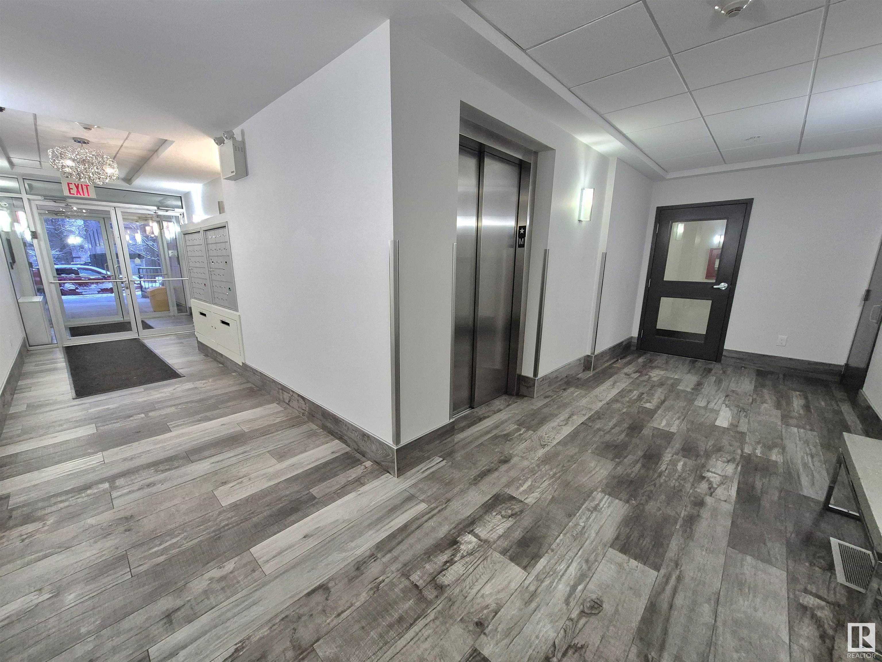 Edmonton, AB T6E 2T7,#107 9907 91 AV NW