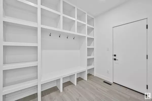 Fort Saskatchewan, AB T8L 1Y4,297 MEADOWVIEW DR