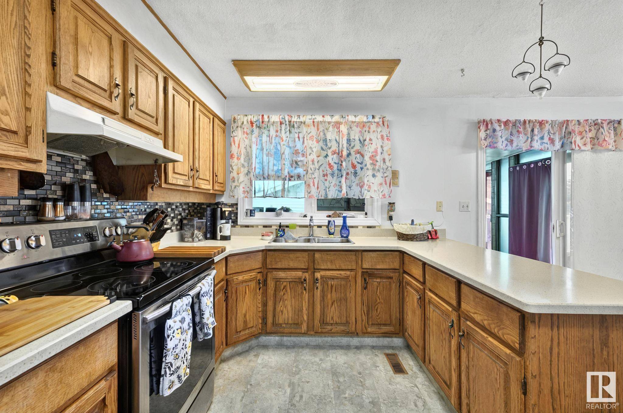 10420 32 AV NW, Edmonton, AB T6J 4E8