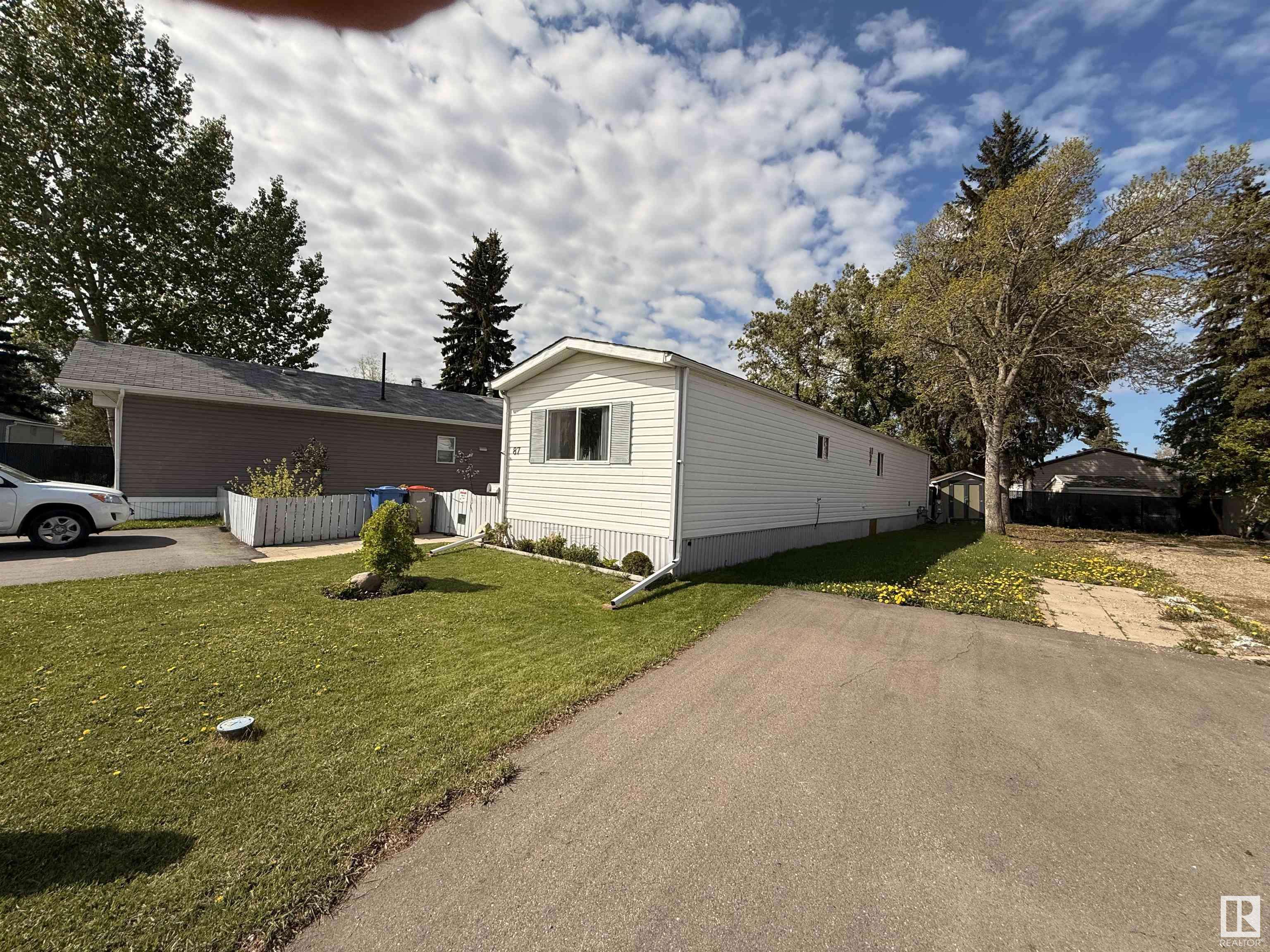 Leduc, AB T9E 5H6,87 Willow Park Estates