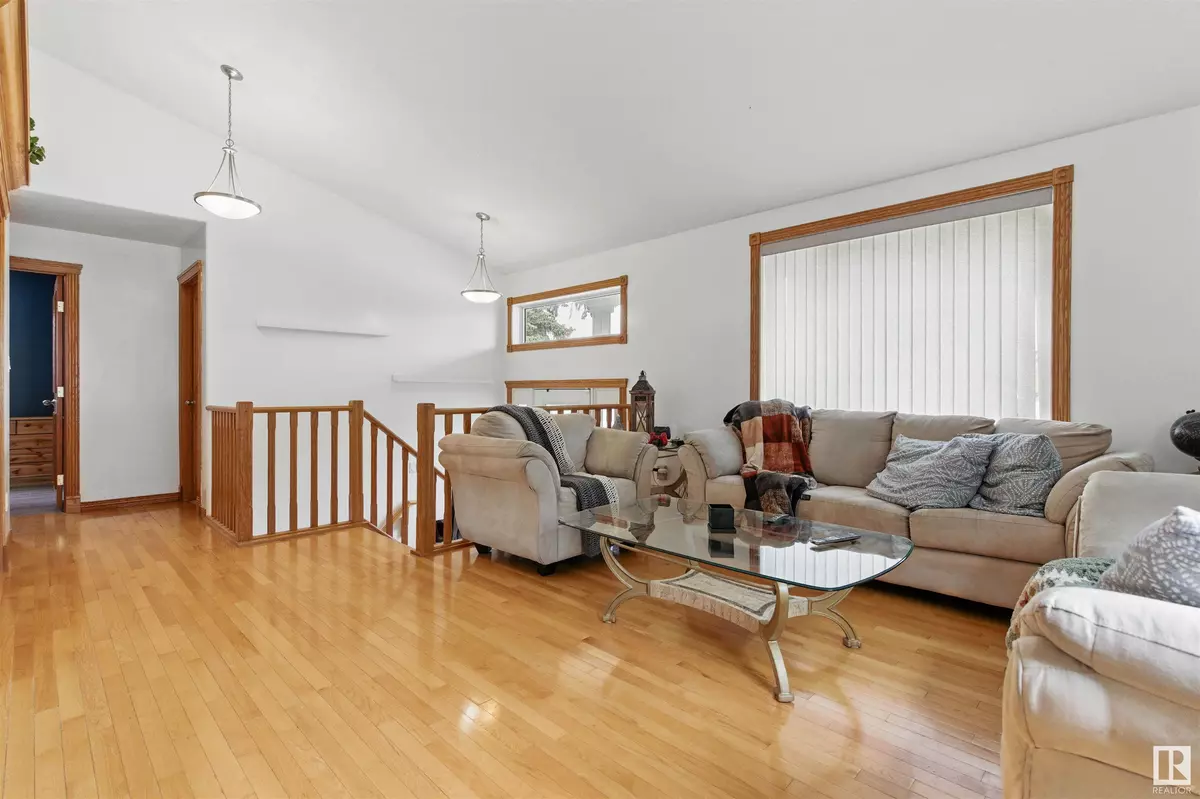 Edmonton, AB T5P 3C8,9716 160 ST NW