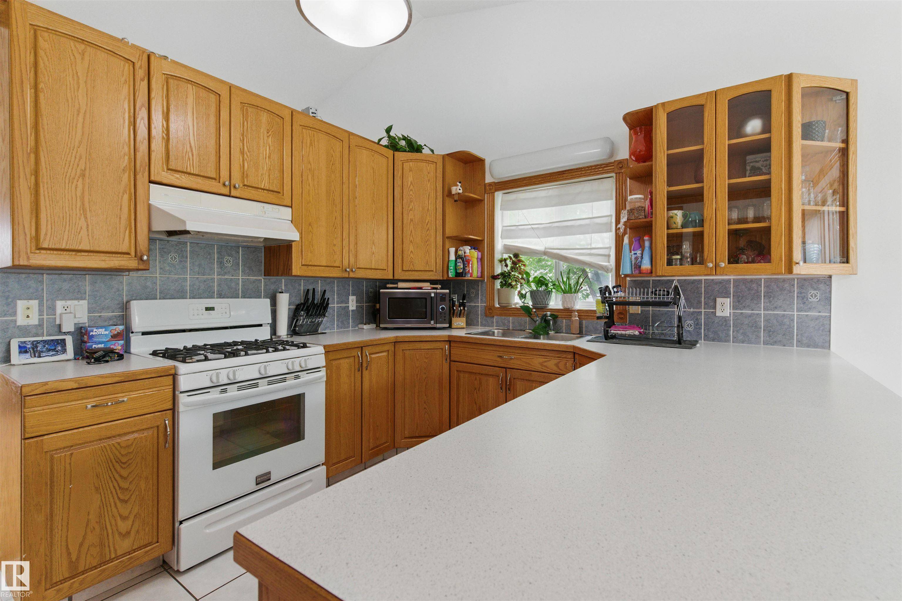 Edmonton, AB T5P 3C8,9716 160 ST NW