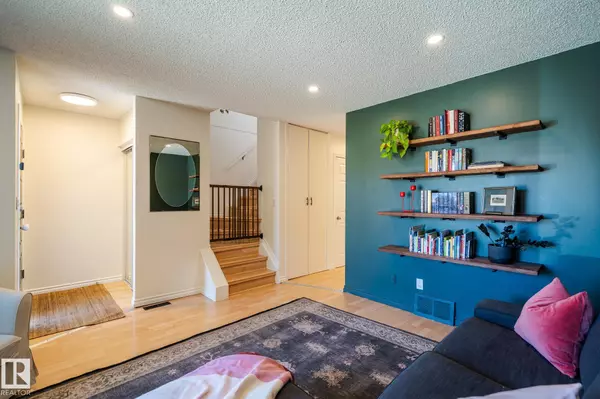 Edmonton, AB T6J 5T9,10811 20A AV NW