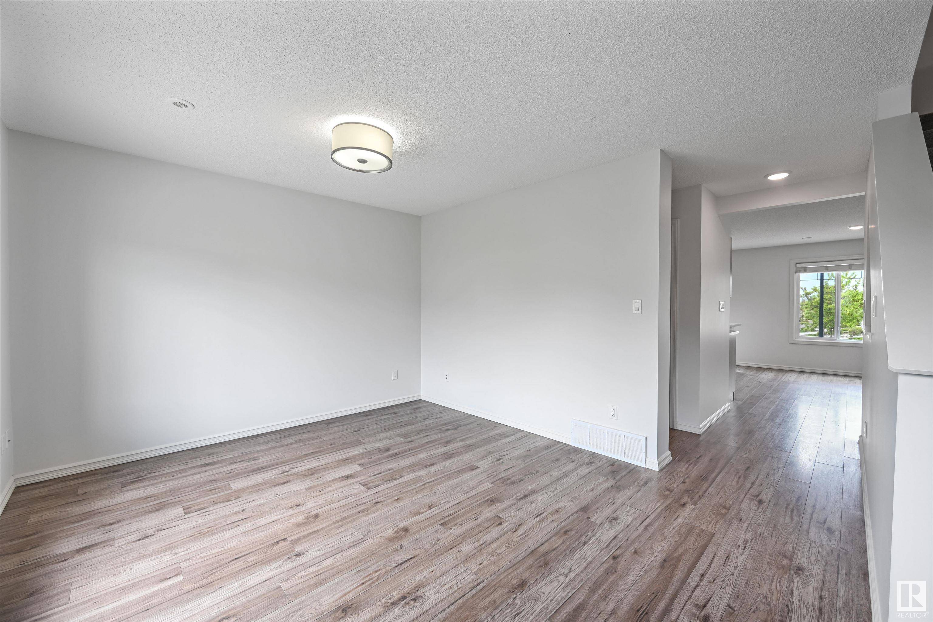 Edmonton, AB T6T 1A6,#3 2215 24 ST NW