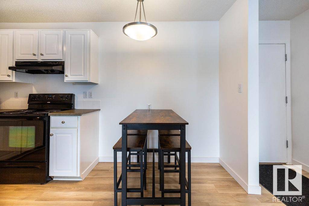 Edmonton, AB T5K 1P4,#52 10208 113 ST NW
