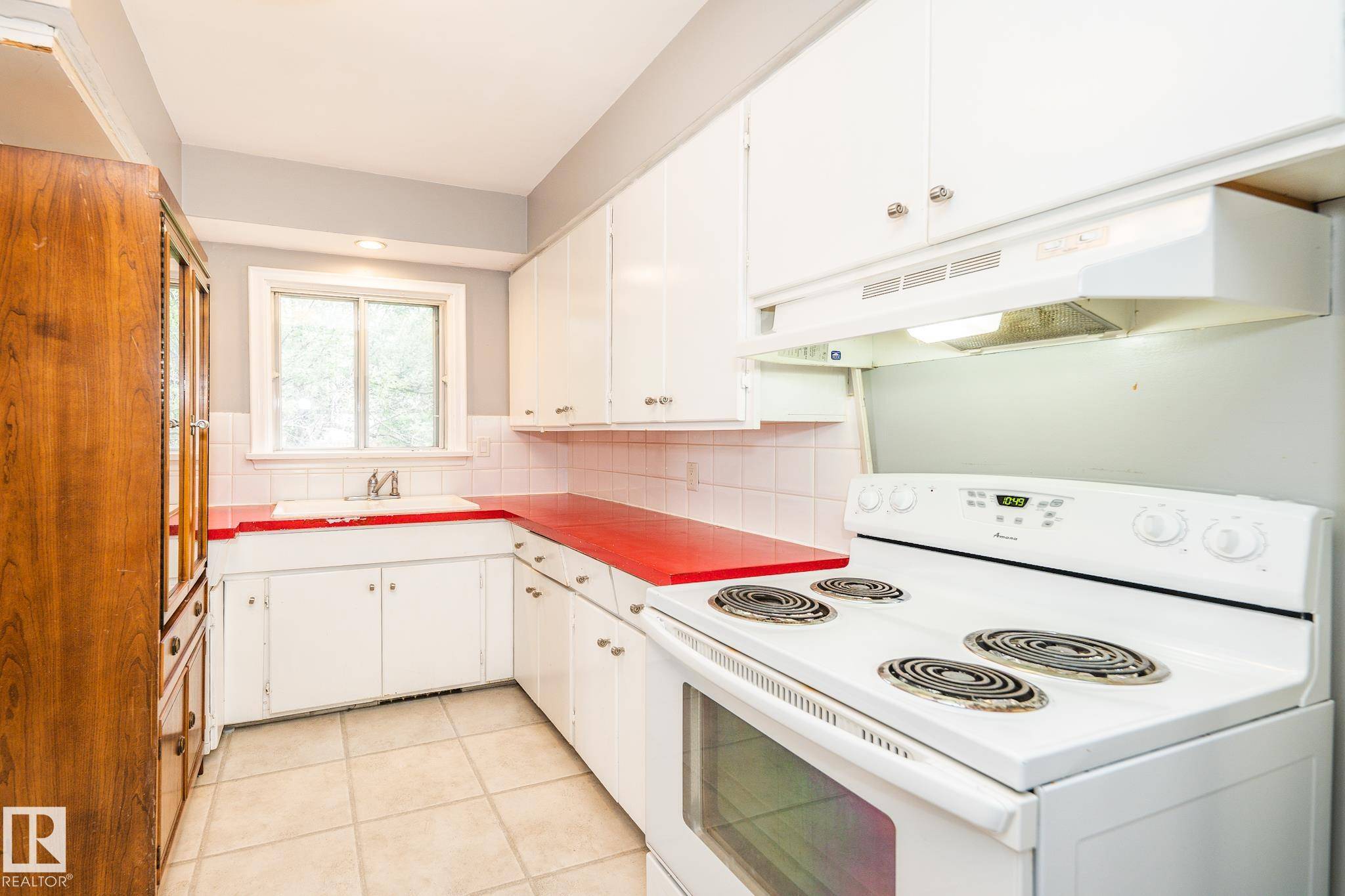 Edmonton, AB T6H 2C1,10920 68 AV NW