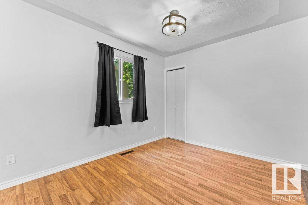 Edmonton, AB T5L 4B1,12916 136 AV NW