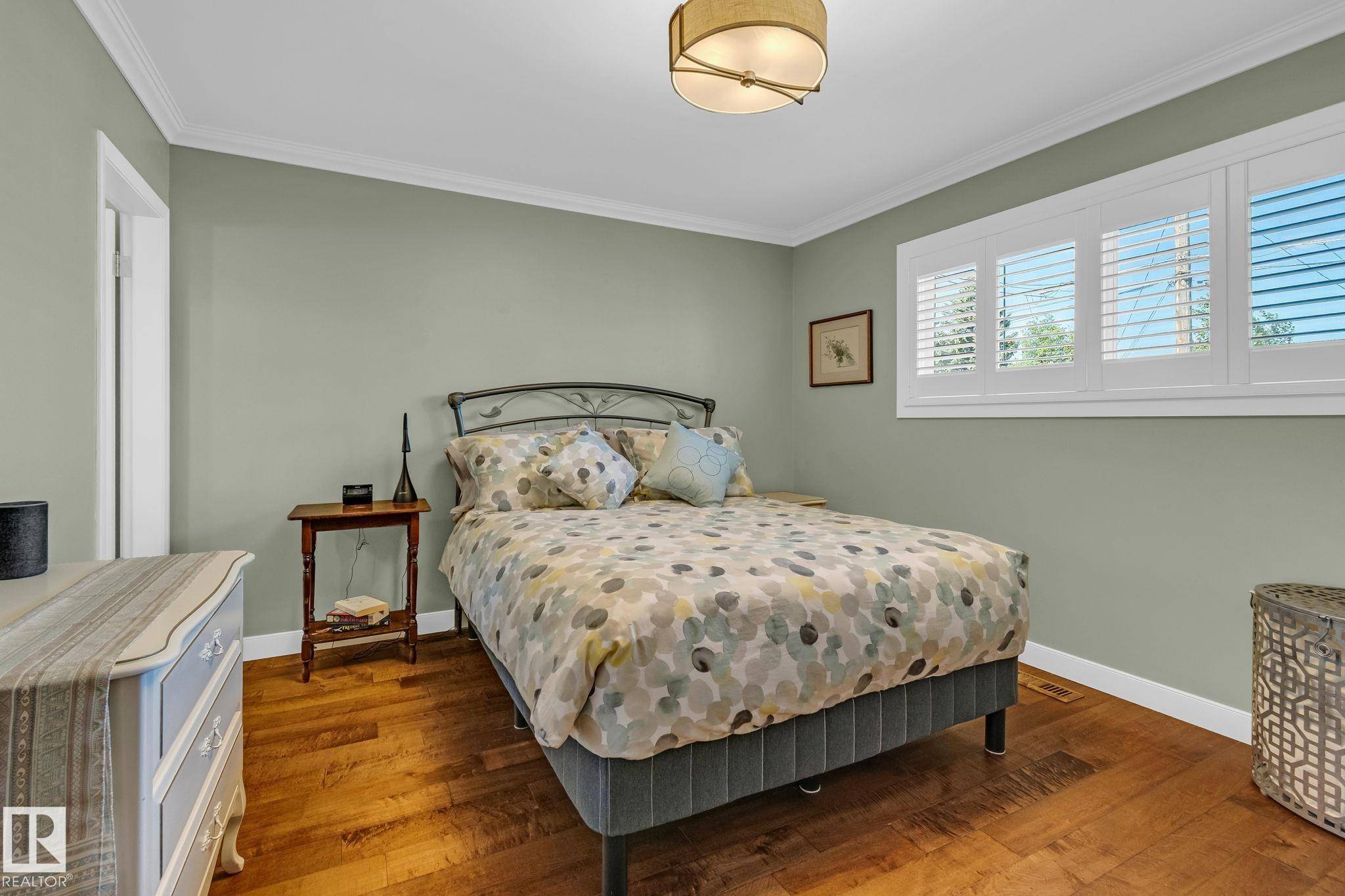 Edmonton, AB T6H 3H9,4916 112 ST NW