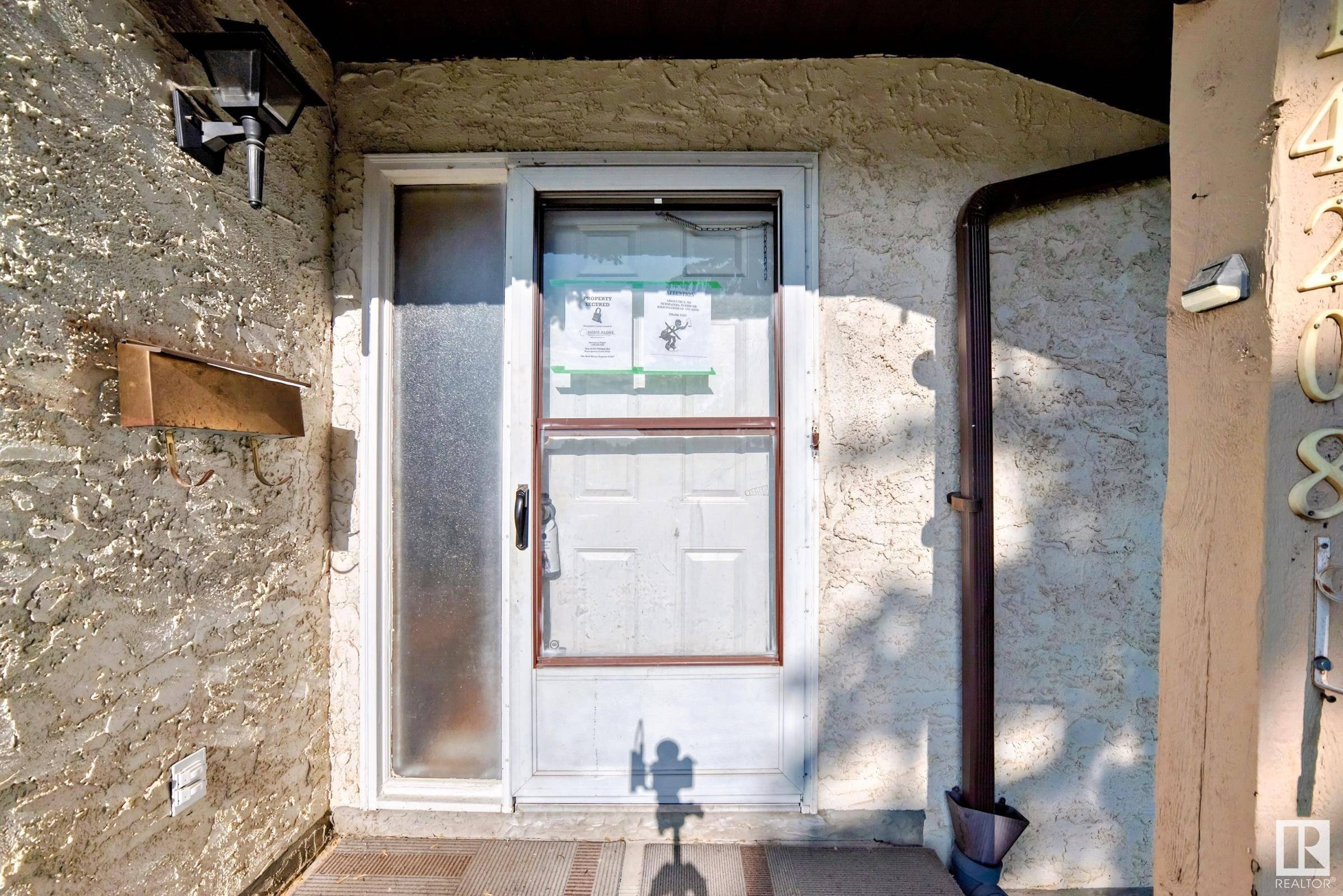 Edmonton, AB T5Y 1Z6,14208 35 ST NW