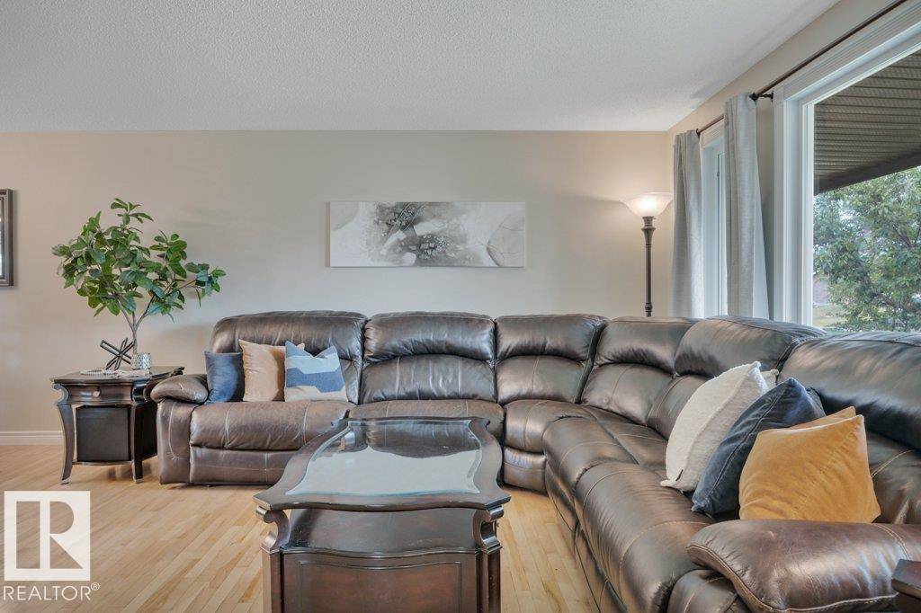 Edmonton, AB T6L 1V3,6031 37 AV NW