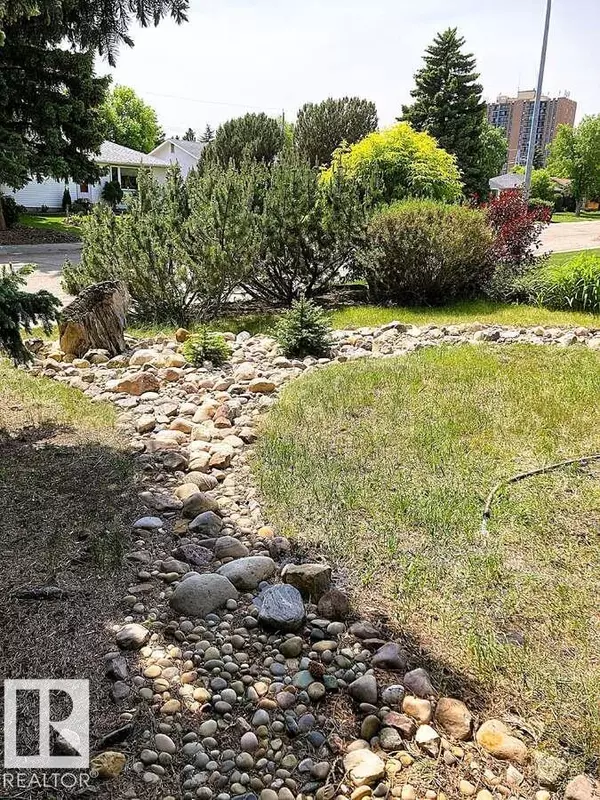 Edmonton, AB T5R 4C3,15212 86 AV NW