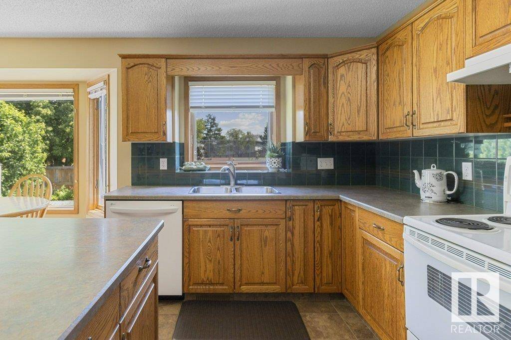 Sherwood Park, AB T8H 1X9,687 MEADOWVIEW DR