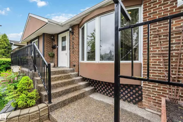 Edmonton, AB T5R 1L9,8721 152 ST NW