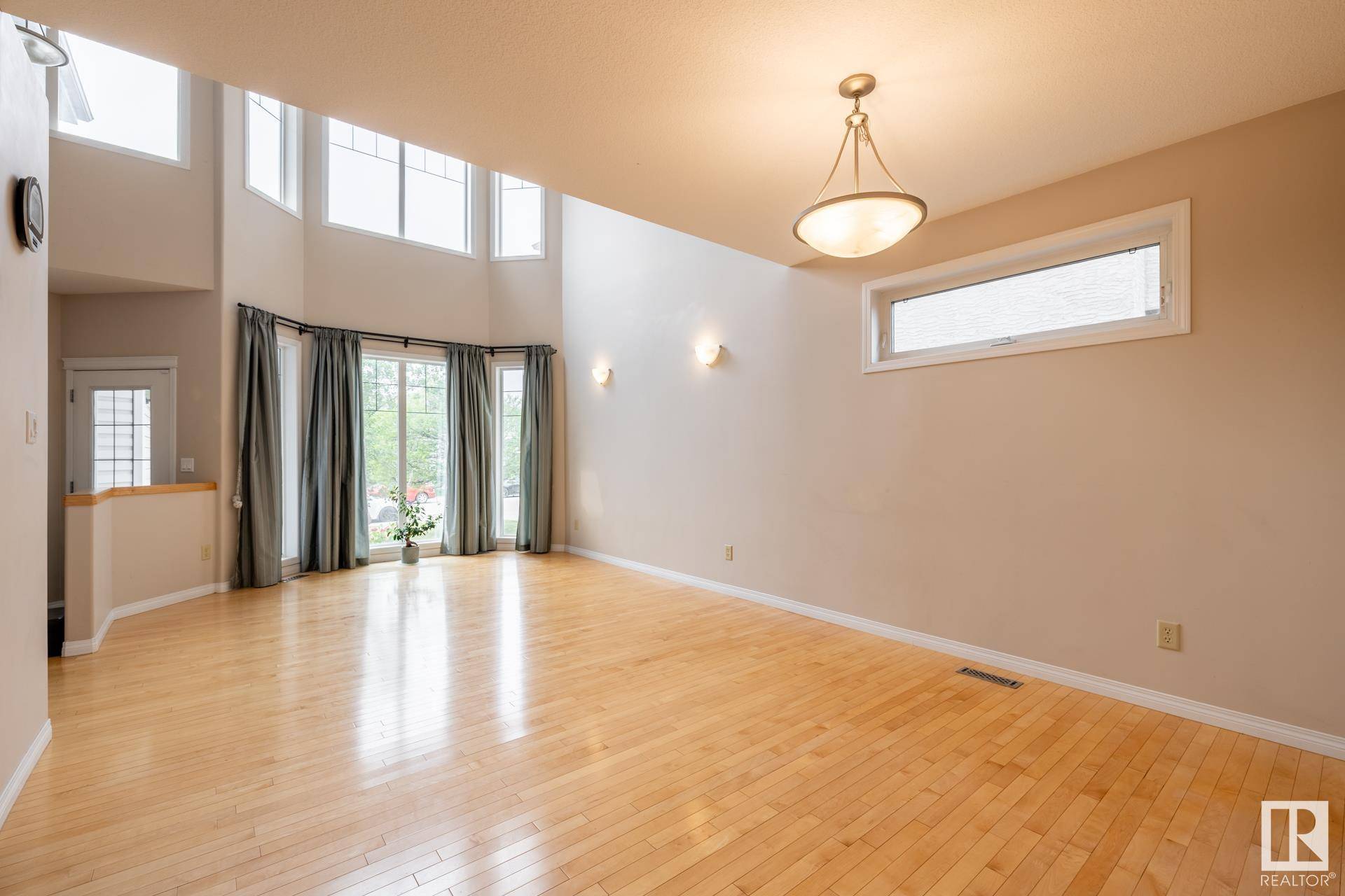 Edmonton, AB T6R 3R6,1710 HODGSON PL NW