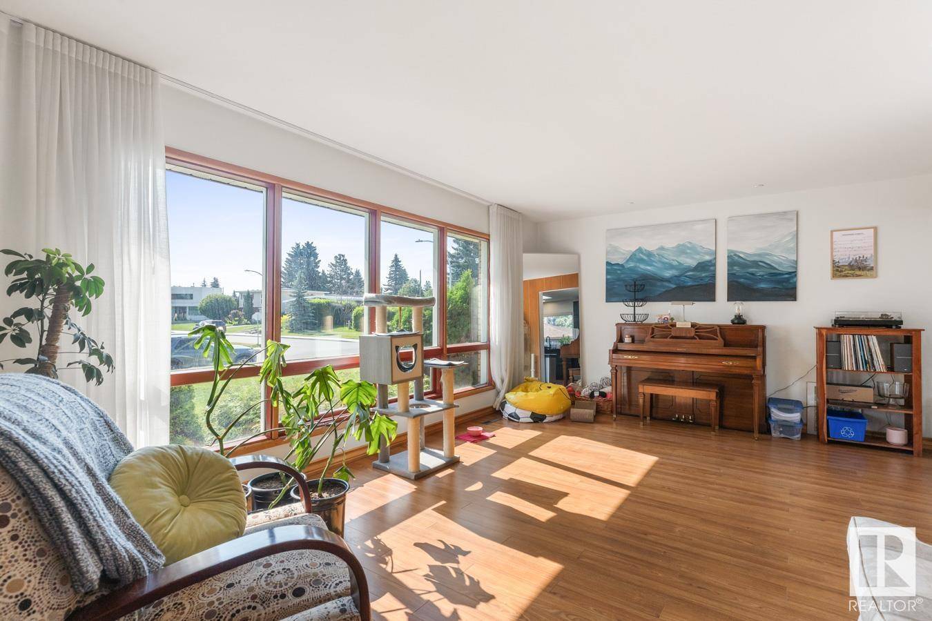 Edmonton, AB T6B 1Y2,9208 71 ST NW