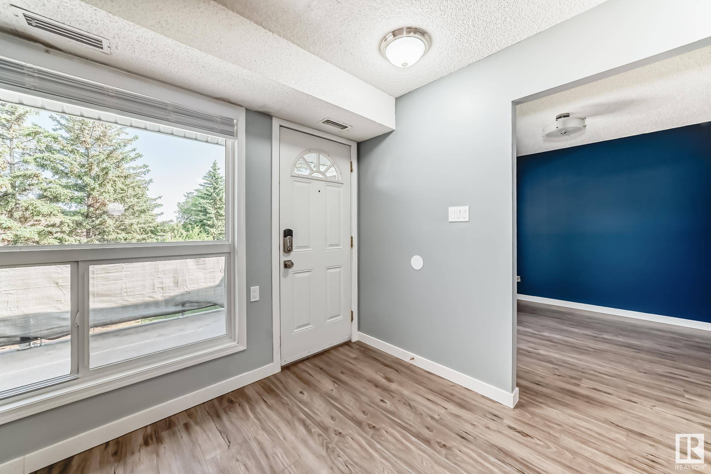 Edmonton, AB T5Y 2H6,#11 3111 142 AV NW