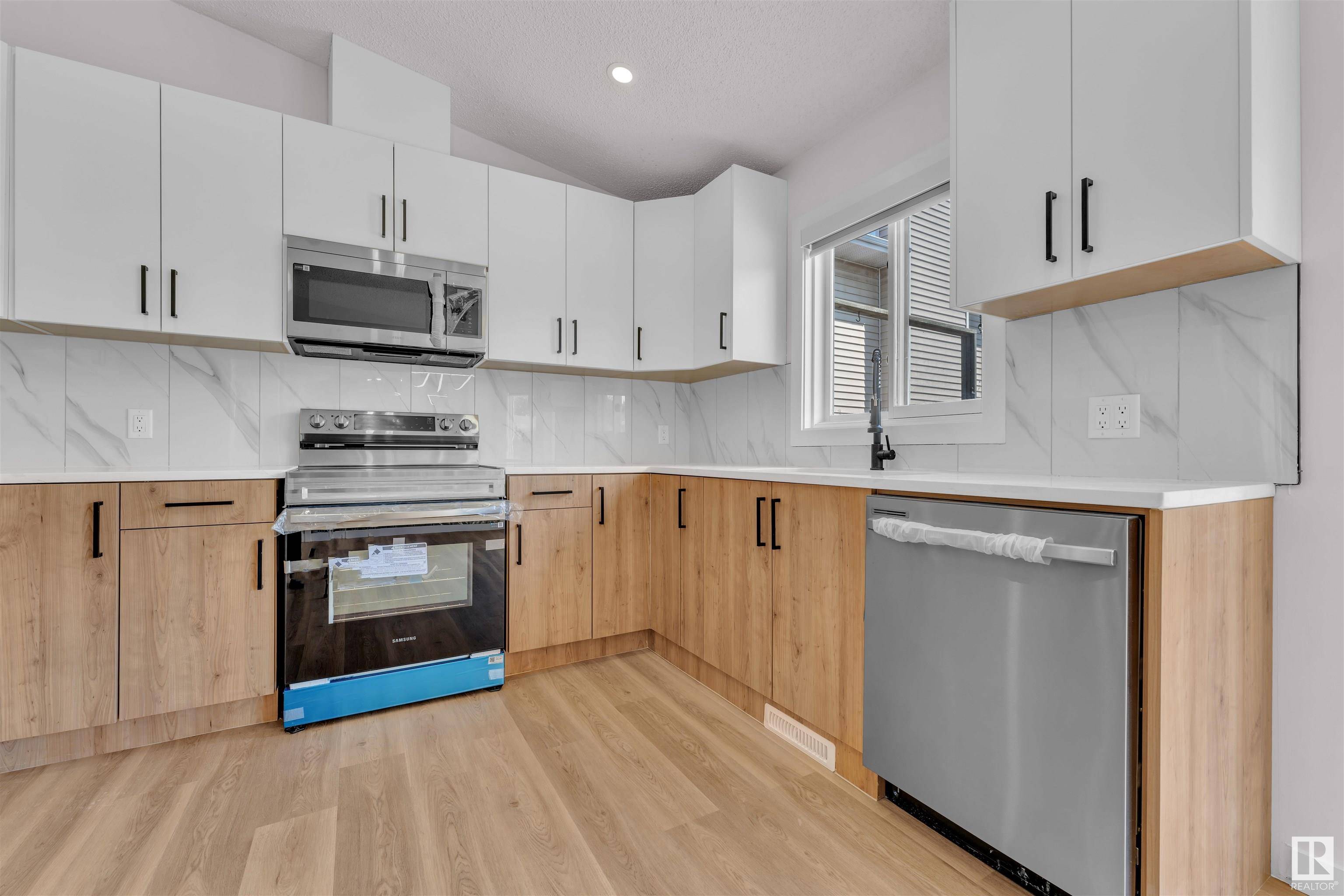 Edmonton, AB T6L 5H6,4912 31 AV NW NW