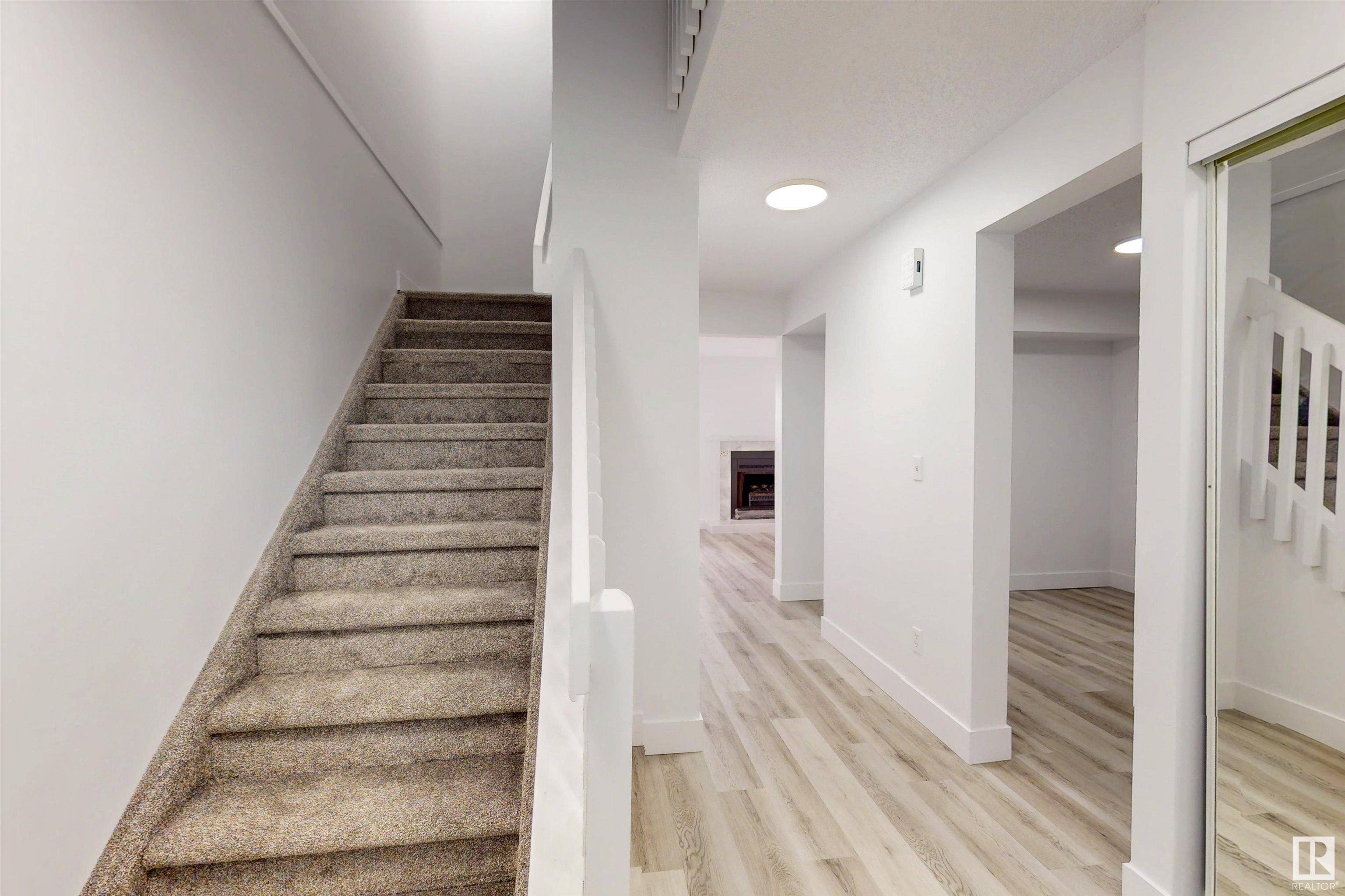 Edmonton, AB T6K 3X1,942 LAKEWOOD ROAD N NW