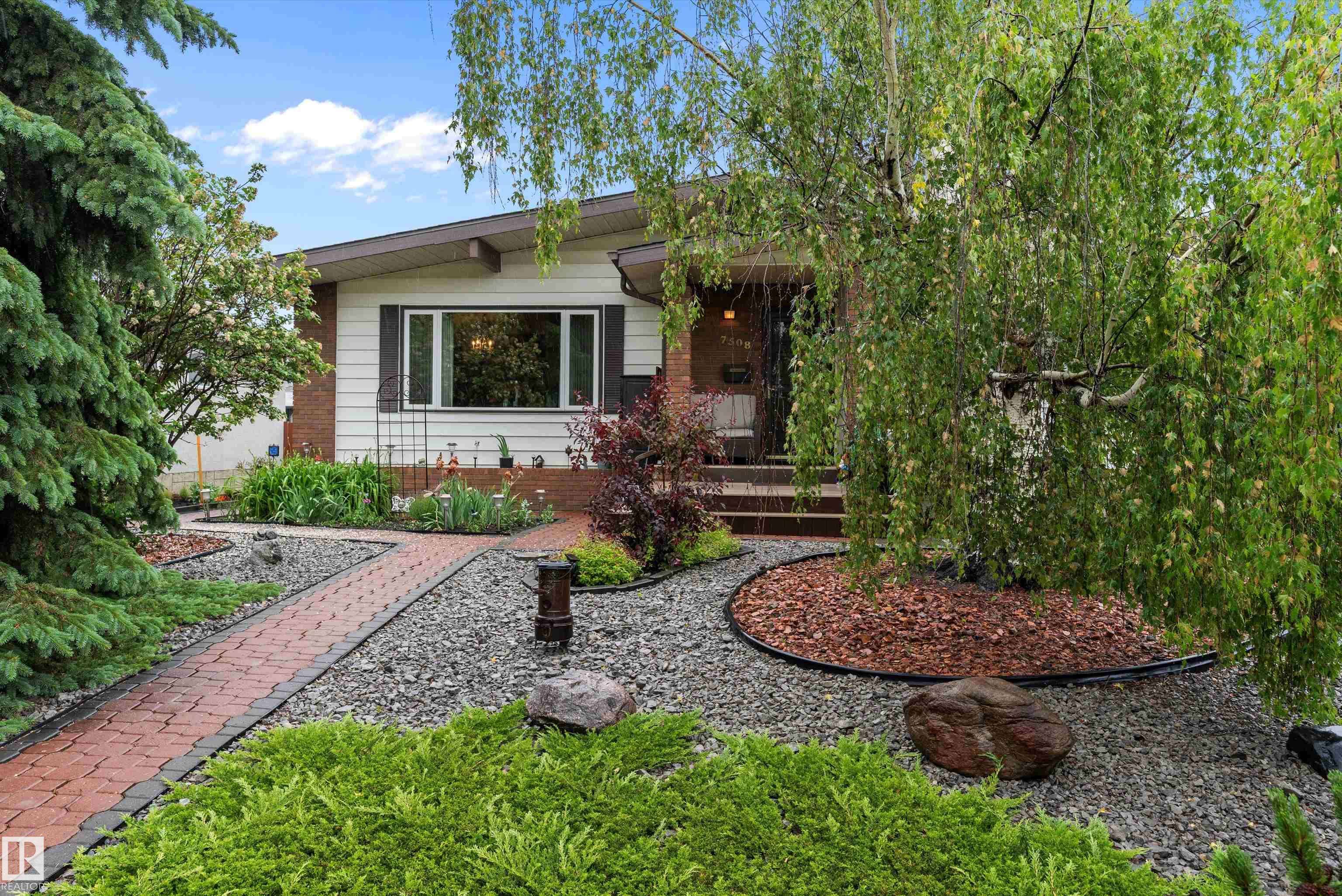Edmonton, AB T5C 2Z7,7508 152A AV NW
