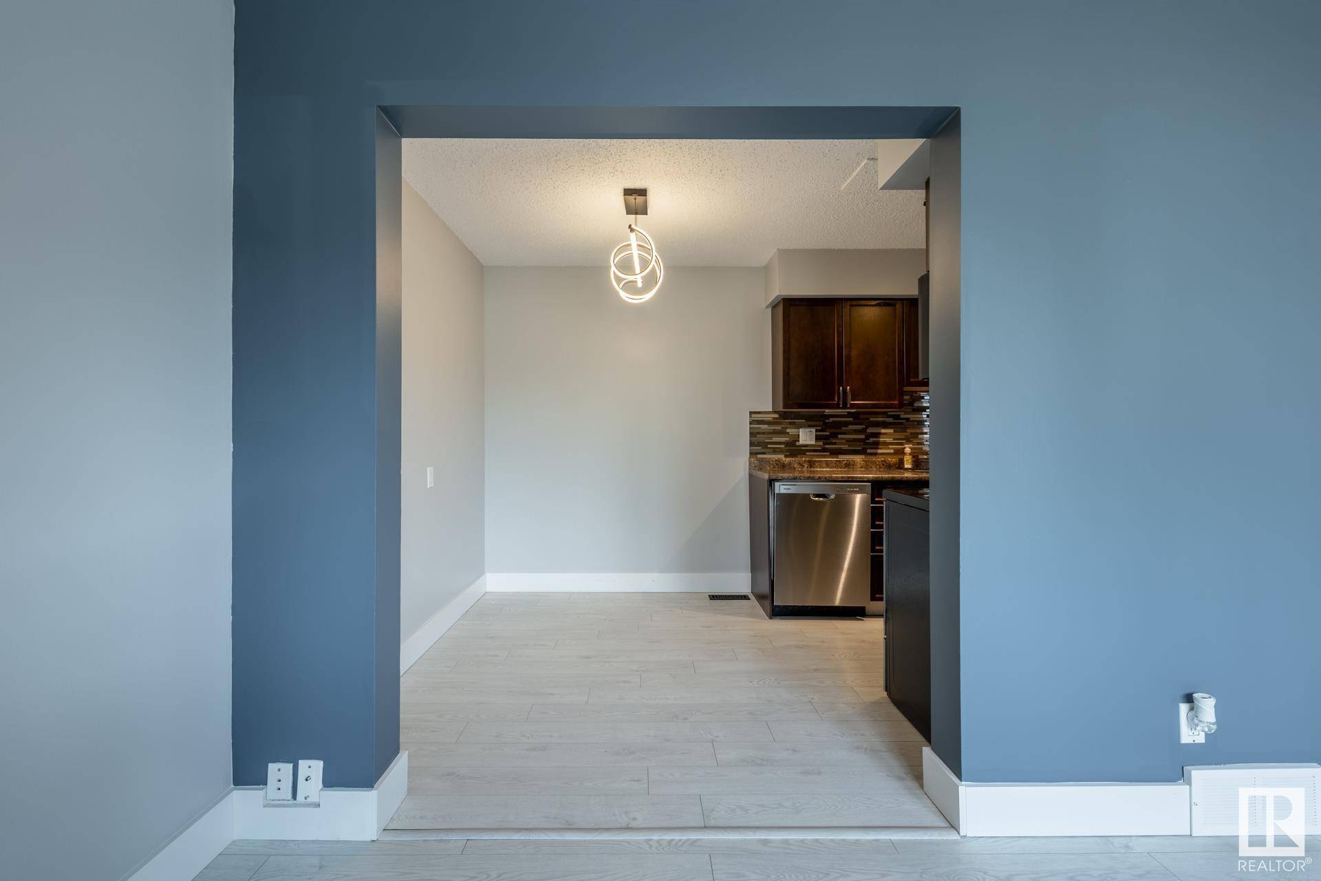 Edmonton, AB T5C 1L6,#10 14110 80 St NW NW